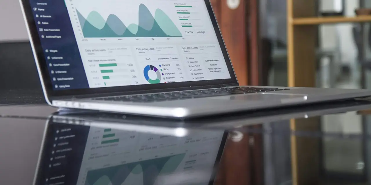 Portátil sobre una mesa mostrando un panel de métricas de ventas